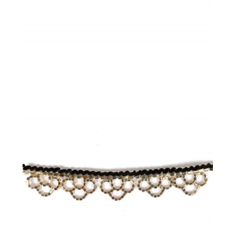 Area scalloped choker