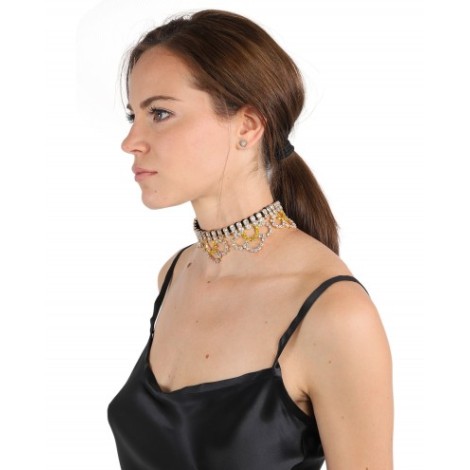 Area scalloped choker