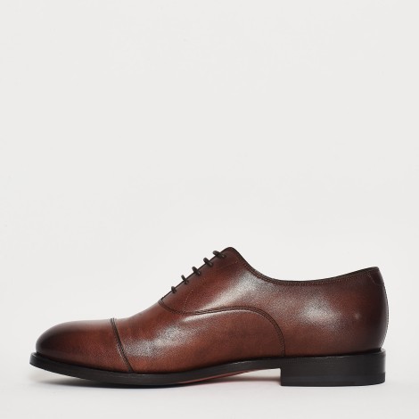 <p>Scarpa classica in pelle marrone</p>