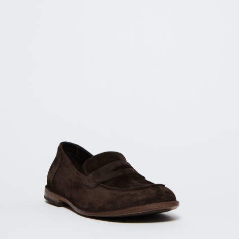 <p>Mocassino in camoscio marrone</p>