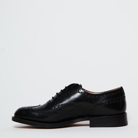 <p>Scarpa classica in pelle nera</p>