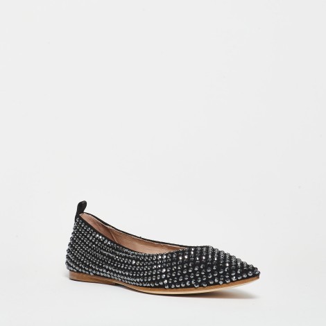 <p>Ballerina in pelle nera</p>