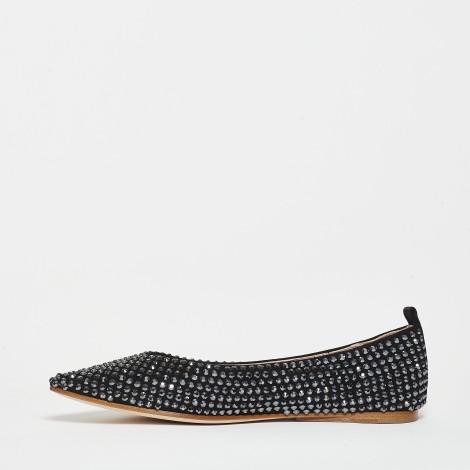 <p>Ballerina in pelle nera</p>