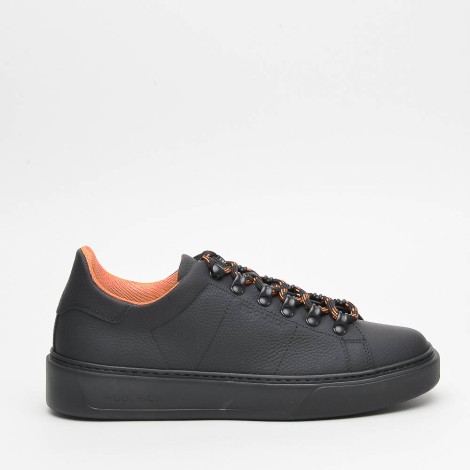 <p>Sneakers in pelle nera</p>