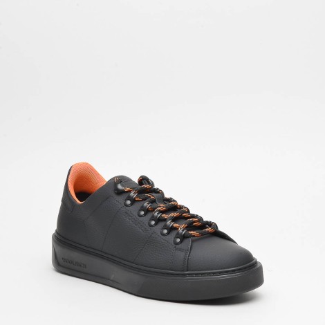 <p>Sneakers in pelle nera</p>