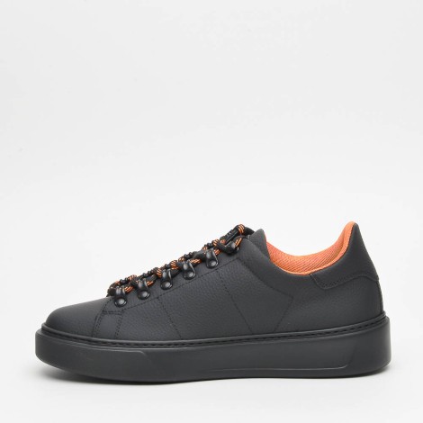 <p>Sneakers in pelle nera</p>