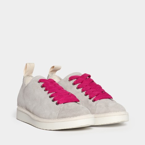 Sneakers in pelle scamosciata grigia laccio fuxia