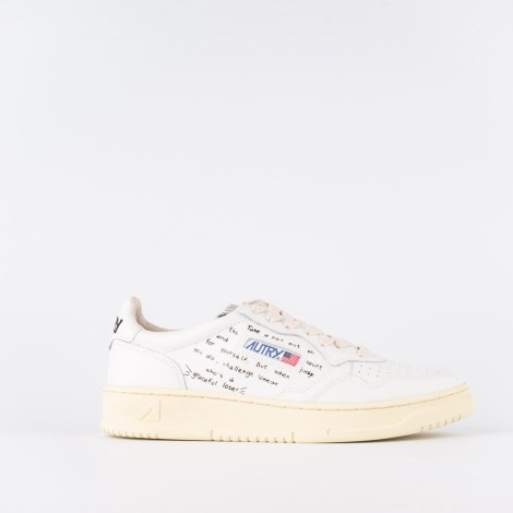 Sneakers in pelle bianca con scritta laterale