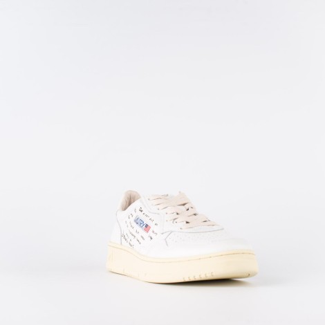 Sneakers in pelle bianca con scritta laterale