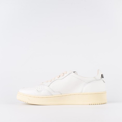 Sneakers in pelle bianca con scritta laterale