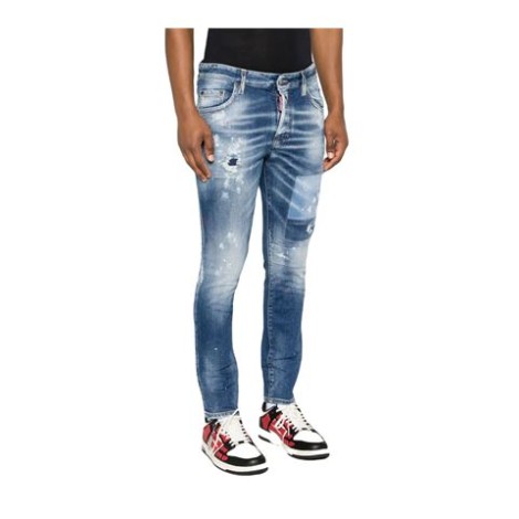 Jeans skinny con effetto vissuto in denim di cotone elasticizzato con effetto schiarito ,rifinitura con effetto vissuto, dettaglio effetto vernicemini targhetta con logo, applicazione posteriore con logo, cuciture a contrasto. 