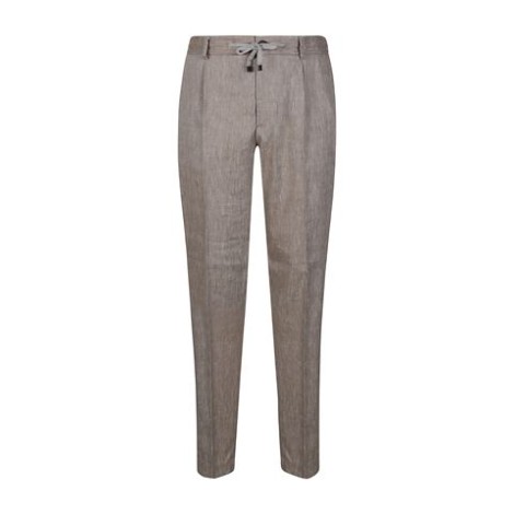 Pantalone jogger tela in lana lino , tasche america davanti, tasche a doppio filetto con pattina sul retroCintura elasticizzata con coulisseVestibilità rilassata , chiusura con zip e bottone in corno logato.  