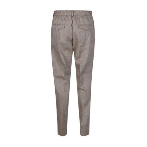 Pantalone jogger tela in lana lino , tasche america davanti, tasche a doppio filetto con pattina sul retroCintura elasticizzata con coulisseVestibilità rilassata , chiusura con zip e bottone in corno logato.  