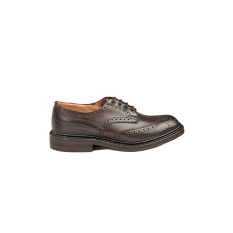 Bourton brogues di Tricker's col. marrone, pelle di vitello, dettaglio traforato, chiusura frontale con lacci, punta smussata, soletta in pelle con logo e suola piatta. 