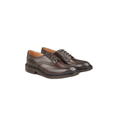 Bourton brogues di Tricker's col. marrone, pelle di vitello, dettaglio traforato, chiusura frontale con lacci, punta smussata, soletta in pelle con logo e suola piatta. 