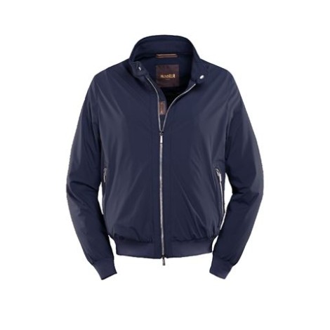 Giubbino ALBERT KN, di Moorer, colore blu. Modello bomber a maniche lunghe, realizzato in tessuto stretch resinato. Caratterizzato da tasche con zip e bordi in maglia su posi e fondi manica.  Collo a fascetta con bottone a pressione. Chiusura con zip