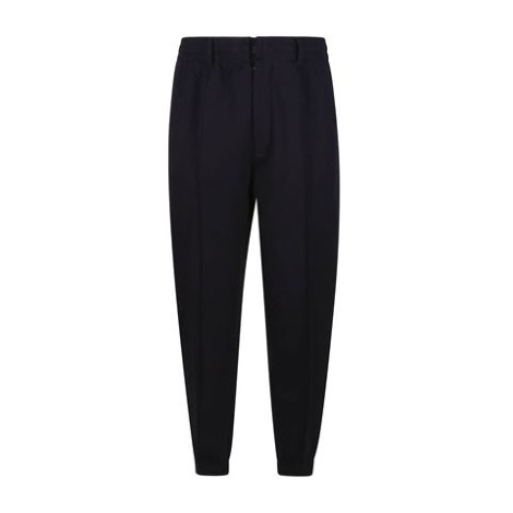 Pantaloni a vita elastica con passanti, nervature frontali e fondo elastico, realizzati in double jersey di cotone. Le textures utilizzate in questa parte di collezione risultano estremamente morbide e confortevoli, donando piena libertà di movimento per 