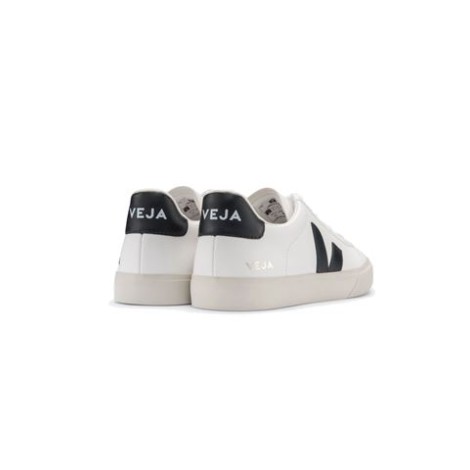 Sneakers CAMPO di Veja, colore bianco. Realizzata in pelle Chromefree. Caratterizzata dalla suola in gomma e dall'iconica 