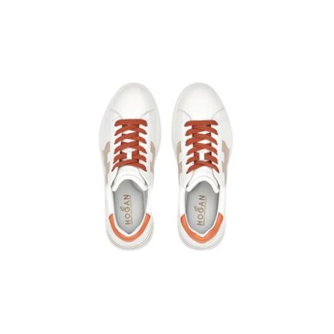 Sneakers Hogan Rebel donnaMade in ItalyTomaia in nappaH laterale in pelle scamosciataFussbett in memory foam 5 mmSuola in gomma con righe dipinte a manoAltezza totale 5 cmIndicazioni di cura e mantenimento incluseCustodia in tessuto inclusaInclude un paio