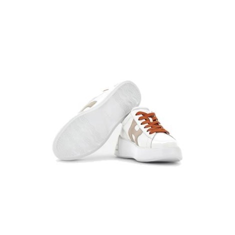 Sneakers Hogan Rebel donnaMade in ItalyTomaia in nappaH laterale in pelle scamosciataFussbett in memory foam 5 mmSuola in gomma con righe dipinte a manoAltezza totale 5 cmIndicazioni di cura e mantenimento incluseCustodia in tessuto inclusaInclude un paio