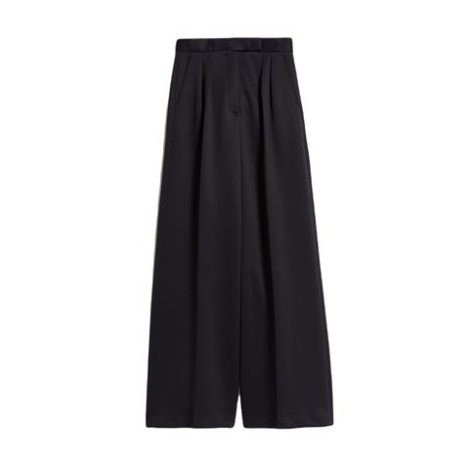 Pantalone a vita alta in morbido jersey scuba di misto cotone, caratterizzato da una silhouette flare con gamba ampia e doppia pinces sul davanti. Il modello è completato da tasche alla francese sui fianchi e tasche a filetto sul retro. Chiusura con listi