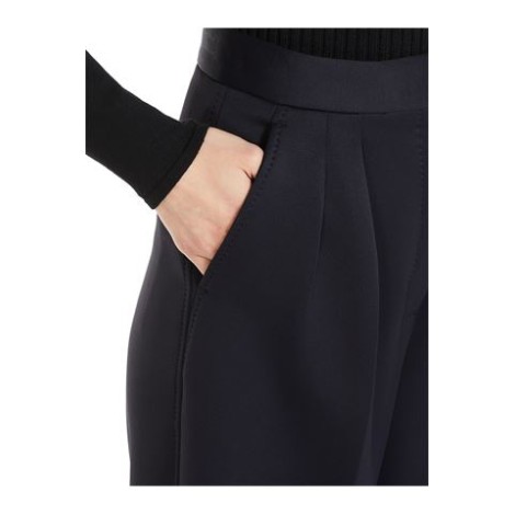 Pantalone a vita alta in morbido jersey scuba di misto cotone, caratterizzato da una silhouette flare con gamba ampia e doppia pinces sul davanti. Il modello è completato da tasche alla francese sui fianchi e tasche a filetto sul retro. Chiusura con listi