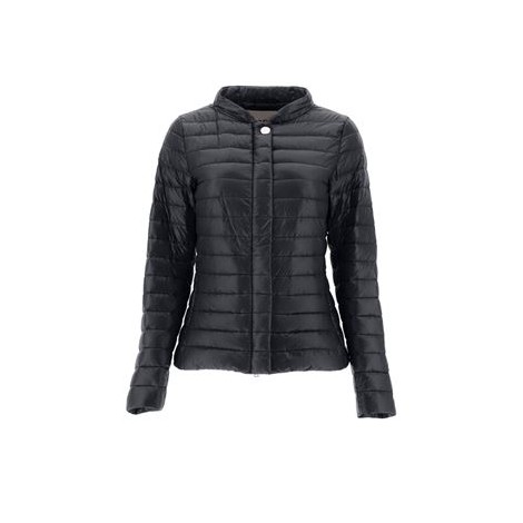 Giubbino ELENA, di Herno, da donna, colore nero. Modello realizzato in nylon Ultralight 80 gr. Caratterizzato da maniche lunghe, tasche con zip e colletto bomber. Chiusura con zip coperta. Vestibilità slim. 