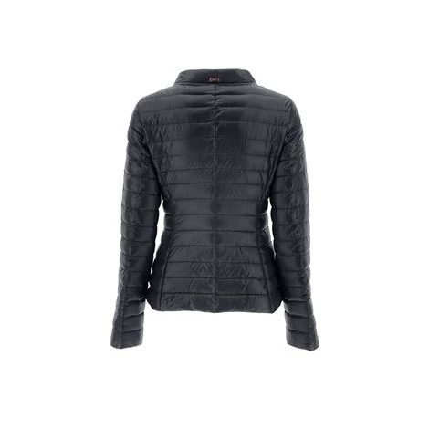 Giubbino ELENA, di Herno, da donna, colore nero. Modello realizzato in nylon Ultralight 80 gr. Caratterizzato da maniche lunghe, tasche con zip e colletto bomber. Chiusura con zip coperta. Vestibilità slim. 