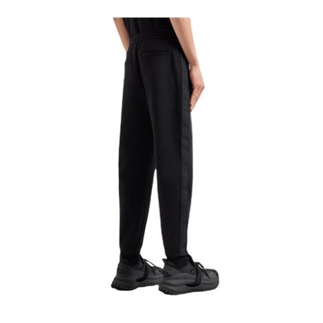 Pantalone di Emporio Armani, da uomo, colore nero. Modello jogger, coulisse alla vita e banda laterale. 