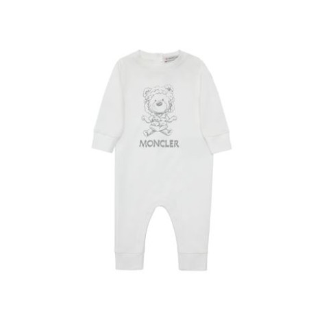 Tutina di Moncler Kids, colore bianco. Modello girocollo con motivo orsetto e scritta log. Chiusura con bottoni automatici. 