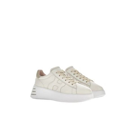 Sneakers Hogan Rebel donnaMade in ItalyTomaia in nappaH laterale in pelle scamosciataFussbett in memory foam 5 mmSuola in gomma con righe dipinte a manoAltezza totale 5 cmIndicazioni di cura e mantenimento incluseCustodia in tessuto inclusaInclude un paio