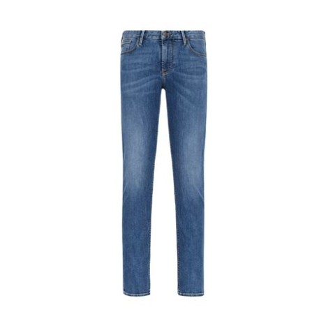 Questo modello di jeans è realizzato in comfort denim di cotone stretch con impunture tabacco a contrasto. Gamba asciutta, vita bassa e chiusura con zip. Slim fit. 