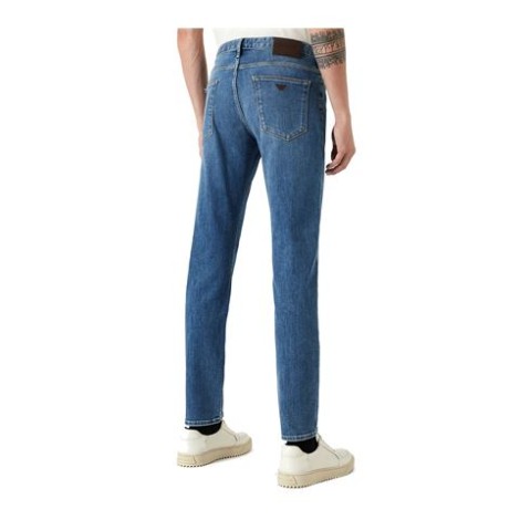 Questo modello di jeans è realizzato in comfort denim di cotone stretch con impunture tabacco a contrasto. Gamba asciutta, vita bassa e chiusura con zip. Slim fit. 