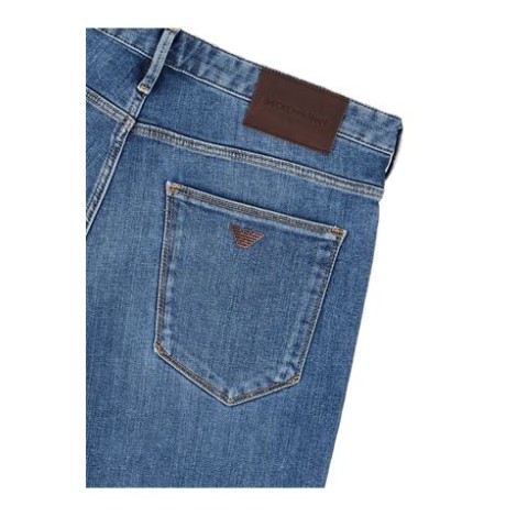 Questo modello di jeans è realizzato in comfort denim di cotone stretch con impunture tabacco a contrasto. Gamba asciutta, vita bassa e chiusura con zip. Slim fit. 