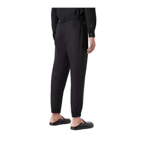 Pantalone di Emporio Armani, da uomo, colore nero. Modello jogger,  realizzato in raso leggero misto lyocell. Caratterizzato da tasche laterali e venatura frontale sulla gamba. Fondo elastico. Chiusura con zip e coulisse regolabile. Vestibilità regol