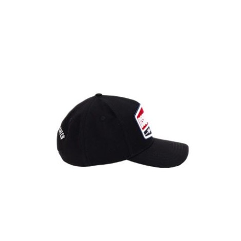 Baseball cap omaggio alle squadre dello sport-simbolo del Nord America. Realizzato in gabardine con dettagli effetto destroyed .Patch ricamato e cucito sul frontino e cinturino regolabile sul retro . 