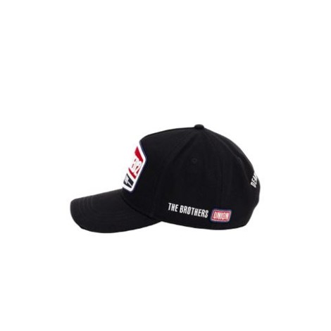 Baseball cap omaggio alle squadre dello sport-simbolo del Nord America. Realizzato in gabardine con dettagli effetto destroyed .Patch ricamato e cucito sul frontino e cinturino regolabile sul retro . 