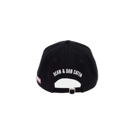 Baseball cap omaggio alle squadre dello sport-simbolo del Nord America. Realizzato in gabardine con dettagli effetto destroyed .Patch ricamato e cucito sul frontino e cinturino regolabile sul retro . 