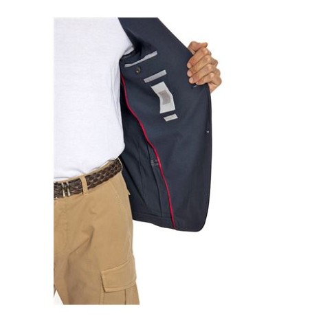 Giacca TRAVEL STRETCH, di Eleventy, da uomo, colore blu.  Modello monopetto a 2, collo revers punta lancia. Due tasche toppa e tasca pocket nella parte fronatle. Due spacchetti nella parte posteriore. Giacca dallo stile moderno e pratico. 