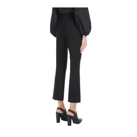 Pantalone slim fit in pregiato doppio crêpe di pura lana. Modello cropped alla caviglia con tasche alla francese sui fianchi e piega stirata sulla gamba. Chiusura con zip laterale. 