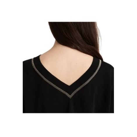 Maglia di Fabiana Filippi colore nero con dettaglio catenella. Maniche a tre quarti e scollo a V sul retro. Vestibilità regulare. Il cotone con cui è prodotta è derivato da una coltivazione biologica. 