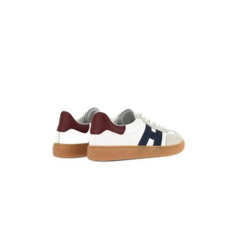 Sneakers Hogan Cool uomo, tomaia in pelle liscia, inserti in pelle scamosciata , H laterale in nappaDettagli nabuk , fussbett in memory foamSuola a cassetta in gomma (TPU)Custodia in tessuto inclusa e include un paio di lacci aggiuntivi 