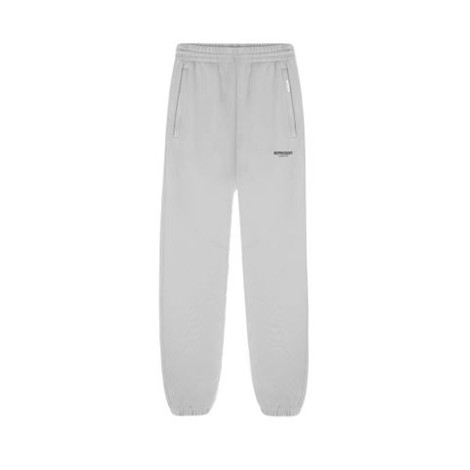 Pantaloni jogger in felpa di cotone grigio cenere, stampa con logo sul davanti, vita con coulisse, taglio straight, due tasche laterali a filetto, due tasche posteriori applicate e orli alle caviglie elasticizzati.  