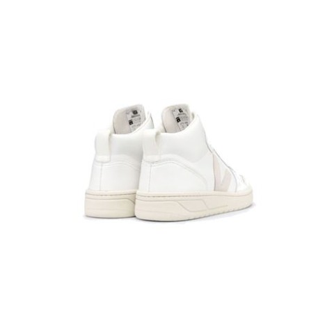 Sneakers V-15, di Veja, da uomo, colore bianco con V a contrasto colore sabbia. Modello alto e stringato. Realizzata in pelle. Punta tonda, logo laterale e logo sulla linguetta anteriore. Sa contrasto. Interni in tessuto e suola in gomma. 