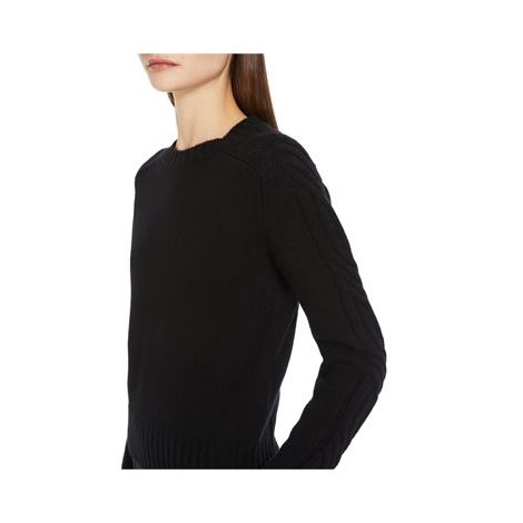 Maglia in pregiato filato di puro cachemire, lavorato a punto rasato, con scollo a giro e maniche raglan. Modello regular fit personalizzato con motivo a trecce lungo i profili delle maniche e bordi rifiniti a costine 