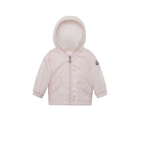 Giubbino CAMELIEN, di Moncler Kids, colore rosa.  Realizzato in nylon laqué riciclato. Fodera in jersey. Cappuccio e maniche lunghe. Chiusura con zip. Tasche con bottoni automatici. Polsini elasticizzati. Orlo arricciato per un doppio orlo. 