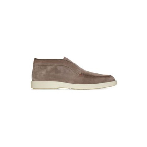 Polacchino slip-on di Santoni realizzato in suede color grigio tortora. Caratterizzato da punta a mandorla, fasce elasticizzate ai lati, fodere in pelle e suola in gomma con logo a rilievo sul retro. 