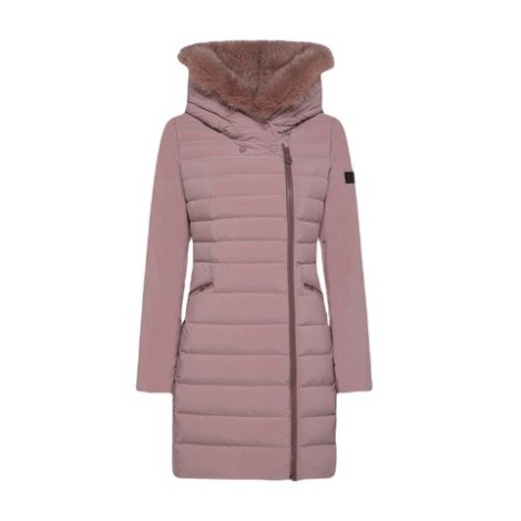 Giubbino SERIOLA ML04 FUR, Peuterey, da donna, colore rosa. Realizzato in tessuto tecnico leggero, polveroso al tatto per la temperatura di tintura e idrorepellente. Il capo è impreziosito da un bordo staccabile in pelliccia di volpe a contorno del cappuc