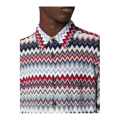 Camicia di Missoni, da uomo, multicolore. Realizzata  in cotone, lavorazione raschel zig zag. Colletto classico e maniche lunghe. Chiusura frontale con bottoni. 