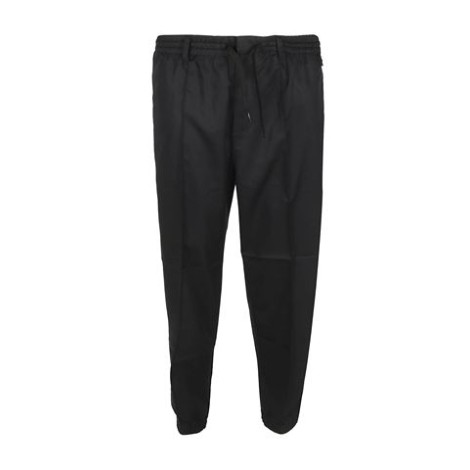 Pantalone di Emporio Armani, da uomo, colore blu. Modello jogger,  realizzato in raso leggero misto lyocell. Caratterizzato da tasche laterali e venatura frontale sulla gamba. Fondo elastico. Chiusura con zip e coulisse regolabile. Vestibilità regola